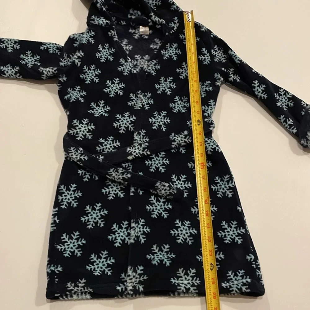 Baby gap navy blue robe with light blue snowflakes.  Kids size 5T
